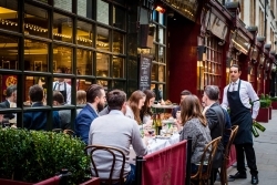 Outdoor-Genuss: Restaurantgäste sitzen im Sommer gerne draußen