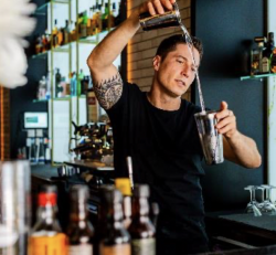 München-Schwabing: Barkeeper Filip Kadlec mixt Cocktails im Restaurant Portun
